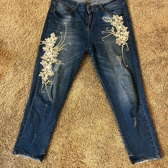 Elegant Embroidered Denim Jeans - Picture 1 of 4